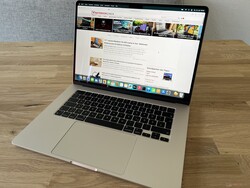 In recensione: Apple Macbook Air 15 M2. Dispositivo di prova fornito da Apple Germany.