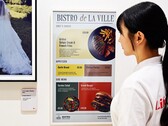 L'ultimo display E-Ink di LG può essere ricaricato magneticamente tramite un power bank Qi2.