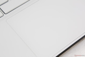 La superficie bianca nasconde le ditate meglio del solito clickpad nero sulla maggior parte degli altri portatili