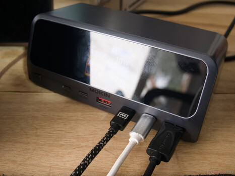 Il display della docking station USB-C MOKiN attira le impronte digitali e riflette la luce