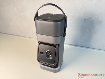 L'unità di proiezione regolabile nella parte inferiore, i due diffusori stereo staccabili nella parte superiore