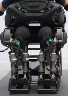 WalkOn F1 è un esoscheletro di nuova generazione che permette agli utenti di indossarlo e di camminare senza aiuto, aumentando l'indipendenza degli utenti paraplegici (Fonte immagine: Exoskeleton lab @KAIST - Edited)