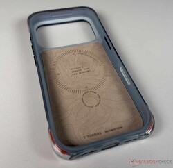 L’interno della custodia è rivestito in microfibra.
