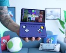 Russ di Retro Game Corps con in mano la console di gioco portatile Retroid Pocket Flip 2 di colore viola, con lo schermo che visualizza un'interfaccia di emulazione di Sega Genesis. (Fonte: Retro Game Corps su YouTube)