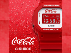 La vecchia collaborazione Casio G-Shock x Coca Cola - il DW5600CC23-4, raffigurato insieme ai loghi Coca-Cola e G-Shock su uno sfondo rosso. (Fonte: Casio - modifica)