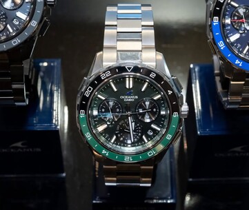 Orologio Casio Oceanus OCW-P3000 verde visto di fronte, caratterizzato da un quadrante verde e nero con lunetta in ceramica bicolore.