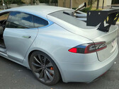 La Tesla è stata dotata di un vecchio motore diesel per caricare la batteria (immagine: WarpedPerception/YT)