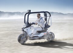 La BMW Vision CE 01 sostiene di sostituire i caschi e l&#039;equipaggiamento protettivo con le fidate cinture di sicurezza e il roll-cage (Fonte: BMW)