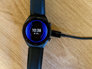 Lo Xiaomi Watch S1 si ricarica in modalità wireless tramite lo standard Qi.