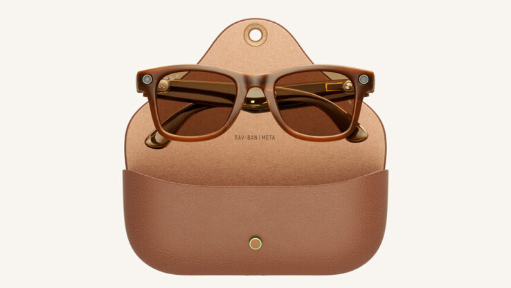 Occhiali smart Ray-Ban Meta Wayfarer e la loro custodia di ricarica.