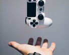 Sebbene il DualSense 2 della PS6 possa mantenere la forma del DualSense originale raffigurato qui, Sony potrebbe stare testando nuovi comandi capacitivi.