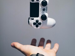 Sebbene il DualSense 2 della PS6 possa mantenere la forma del DualSense originale raffigurato qui, Sony potrebbe stare testando nuovi comandi capacitivi.