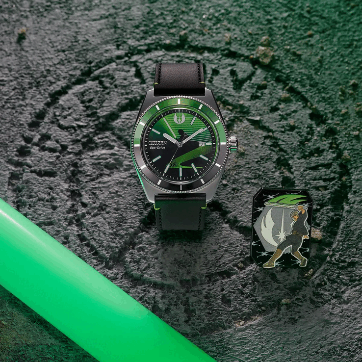 Una spada laser verde che si illumina al buio funge anche da indice delle ore 11, sotto lo starbird dell'Alleanza Ribelle a ore 12.