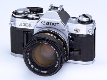 La Canon AE-1 è una fotocamera SLR da 35 mm più leggera della metà degli anni '70, caratterizzata da una struttura più leggera e da un aiuto elettronico. (Fonte: Museo della fotocamera Canon)