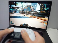 Una persona che gioca a Cyberpunk 2077 su un MacBook utilizzando un controller DualSense, mostrando le prestazioni di gioco native su macOS. (Fonte immagine: Andrew Tsai / YouTube)