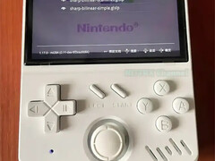 L'ultima fregatura di Game Console sembra in qualche modo meno ergonomica dell'Anbernic RG40XX V. (Fonte immagine: via Nittrx)