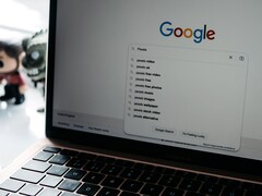 Computer portatile con una finestra del browser aperta e la pagina iniziale di Google sullo schermo