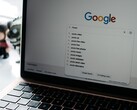 Computer portatile con una finestra del browser aperta e la pagina iniziale di Google sullo schermo