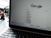 Computer portatile con una finestra del browser aperta e la pagina iniziale di Google sullo schermo
