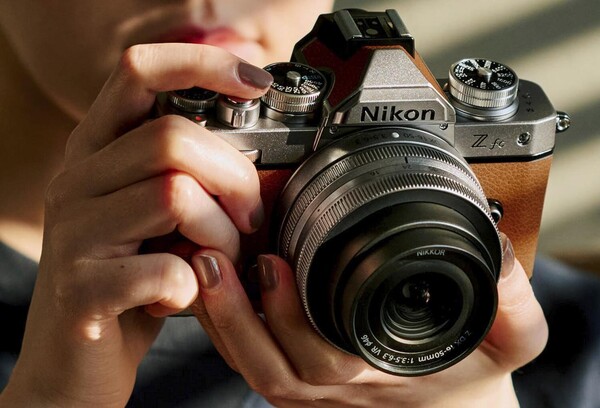 Lo stile retrò della Nikon Z fc è più di una piccola parte del suo fascino. (Fonte: Nikon)