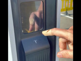 Tesla V4 Supercharger con terminale di pagamento con carta (immagine: Tesla Club Austria)