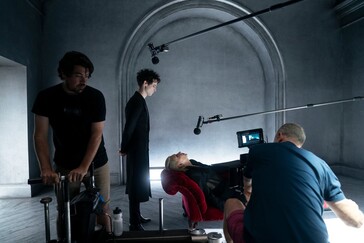 Sul set, tra una ripresa e l'altra, Tom Sturridge (Dream) si prepara per un'altra scena carica di emozioni in un'ambientazione gotica e lunatica.