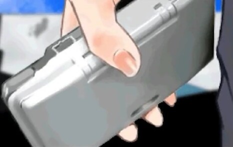 Con in mano un Nintendo DS - "DAS". (Fonte: Cing Wiki)