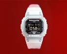 Orologio Casio G-Shock DW-5600TNT-7 x thisisneverthat con cassa e cinturino in resina traslucida su sfondo rosso.