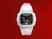 Orologio Casio G-Shock DW-5600TNT-7 x thisisneverthat con cassa e cinturino in resina traslucida su sfondo rosso.