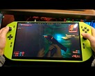 Primo piano di un PC portatile da gioco fai da te con RTX 4090, che esegue Cyberpunk 2077. (Fonte: NITTRX su YouTube)