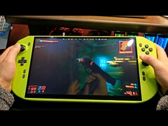 Primo piano di un PC portatile da gioco fai da te con RTX 4090, che esegue Cyberpunk 2077. (Fonte: NITTRX su YouTube)