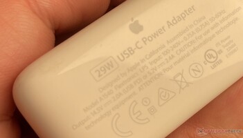 Appena leggibile: l'adattatore da 29 watt di Apple non gestisce i 9 volt. (Foto: Andreas Sebayang/Notebookcheck.com)