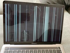 Uno schermo rotto del MacBook è costoso da riparare e di solito rende il portatile inutilizzabile (Immagine: 9to5mac)