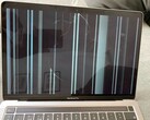 Uno schermo rotto del MacBook è costoso da riparare e di solito rende il portatile inutilizzabile (Immagine: 9to5mac)