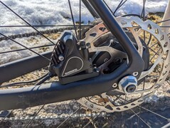 I componenti dei freni e del cambio sono di Shimano e sono solidi nell'uso quotidiano.