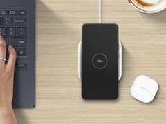 Il vociferato Samsung Wireless Charger+ potrebbe essere simile al Super Fast Wireless Charger Pad del marchio (sopra). (Fonte: Samsung)