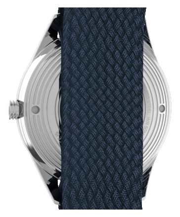 Vista posteriore dell’orologio Peanuts x Timex Marlin Jet Automatic, con fondello a vista che mostra il movimento automatico e un cinturino in tessuto blu a doppio strato.