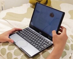 Torsin presenta uno chassis compatto con un trackpad rotondo non convenzionale. (Fonte: Torsin)