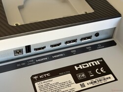 Porte: Alimentazione, USB 2.0 (solo per aggiornamenti del firmware), 2x HDMI 2.0, 2x DisplayPort 1.4, jack audio da 3,5 mm