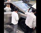 I dipendenti di BYD sembrano davvero interessati al Cybertruck, se il video è un esempio. (Fonte immagine: Twitter)