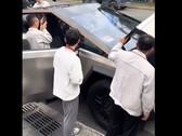 I dipendenti di BYD sembrano davvero interessati al Cybertruck, se il video è un esempio. (Fonte immagine: Twitter)