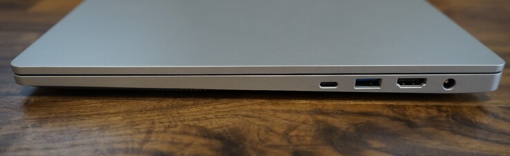 Thunderbolt 4, USB A 3.2 Gen 1, HDMI 2.0b, porta di ricarica