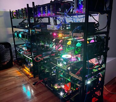 Ha anche 14x RTX 3070 e 5x schede RTX 3080. (Fonte immagine: Reddit - u/miner69niner)