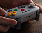 8BitDo ha puntato sulla nostalgia con il suo controller 64 Classic Grey. (Fonte: 8BitDo)