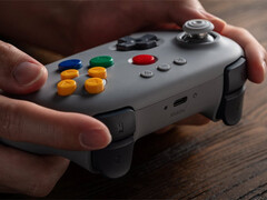 8BitDo ha puntato sulla nostalgia con il suo controller 64 Classic Grey. (Fonte: 8BitDo) 