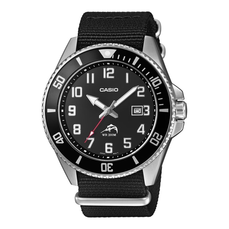 Orologio subacqueo Casio Duro MDV106C-1AV con quadrante nero, numeri arabi ben marcati, lunetta unidirezionale nera, cassa in acciaio inossidabile e cinturino in tessuto nero.