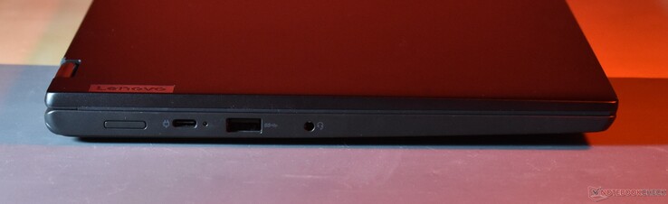 sinistra: USB C 3.2 Gen 2, USB A 3.2 Gen 1, audio da 3,5 mm