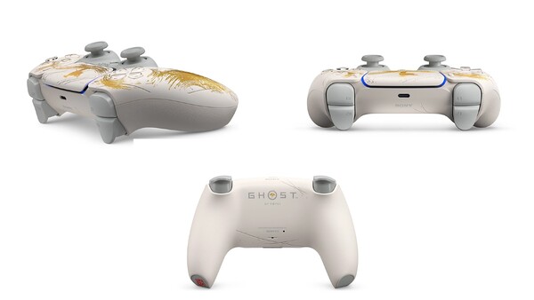 Il controller wireless DualSense Ghost of Yotei Limited Edition ha un design spazzolato sulla parte anteriore e segni di lama sul retro. (Fonte immagine: PlayStation)