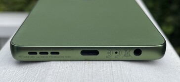 In basso: altoparlanti, USB-C 2.0, microfono, jack audio da 3,5 mm