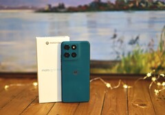 Il Motorola Moto G57 Power cattura l'attenzione con il suo retro in similpelle nei colori Pantone.